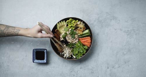 Choisir Un Morceau D'ingrédient Dans Un Bol De Salade à L'aide D'une Baguette