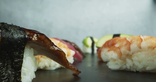 Una Porzione Di Riso Sushi Mix In Un Piatto