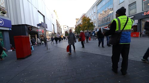 Een Menigte Van Mensen Druk In De Straat Van Een Winkelcentrum