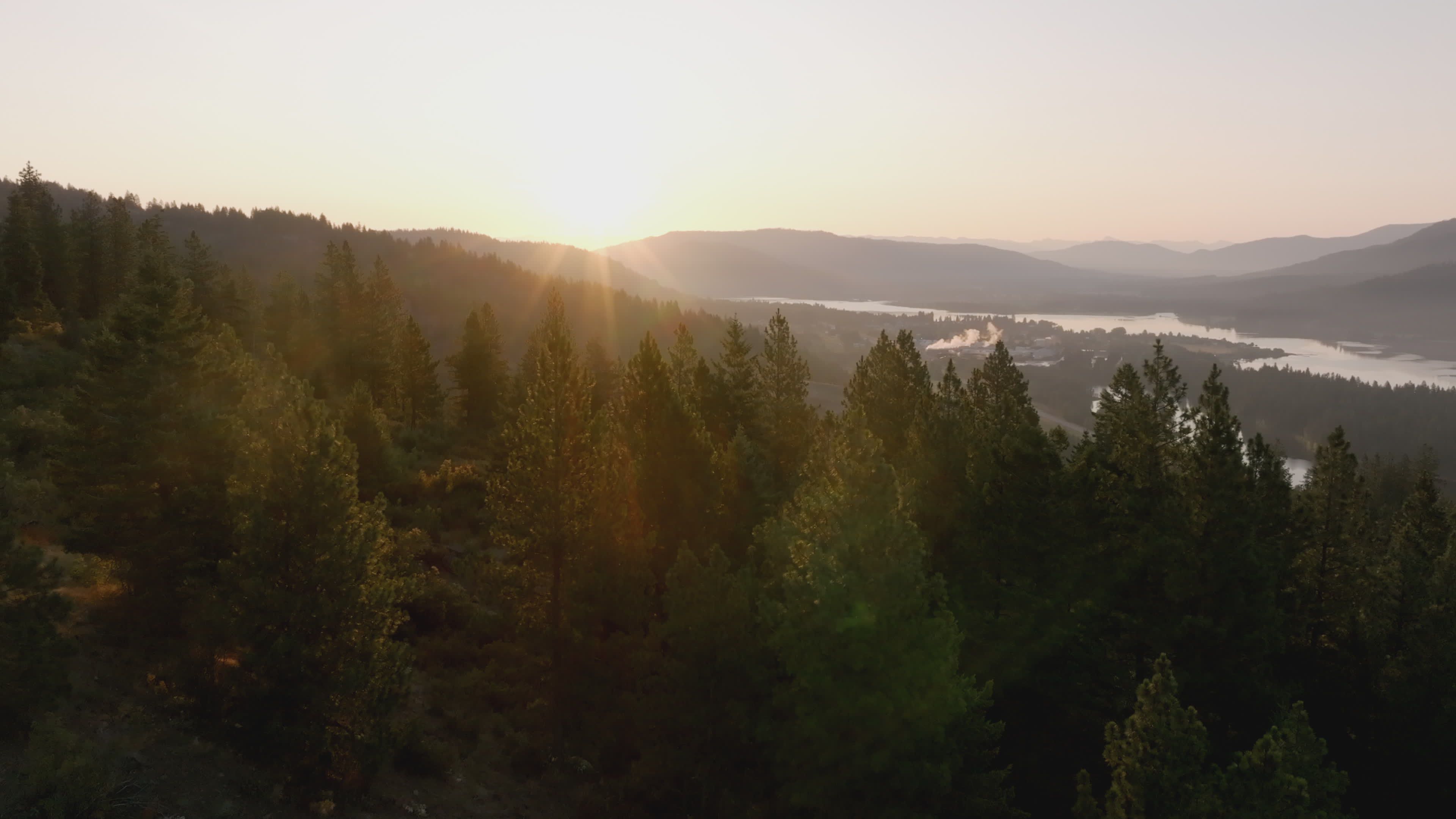 Amanecer En La Montaña Sobre Un Valle Boscoso · Vídeo de stock gratuito