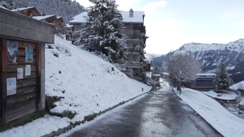 Uma Vila De Montanha Coberta De Neve Na Suíça