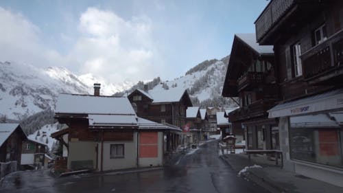 Cappucci Di Neve Sui Tetti Delle Case In Un Villaggio Di Montagna