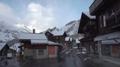 在山村房屋屋顶上的雪帽