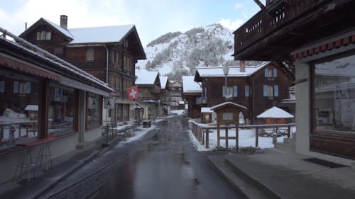 瑞士的一个山区社区被雪渣覆盖