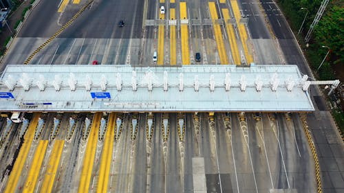 Tolwegsysteem In Een Snelweg Met Meerdere Rijstroken