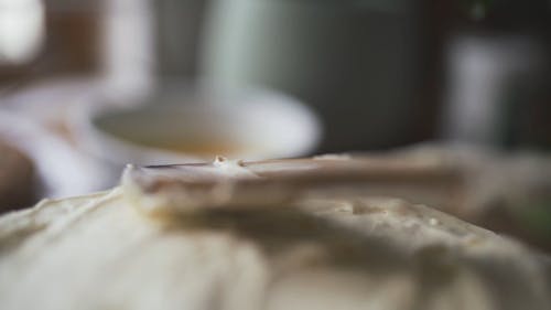 Garnir Un Gâteau Cuit Avec Du Glaçage à L'aide D'une Spatule En Bois