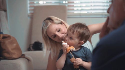 動物の形で作られたお菓子を食べる少年