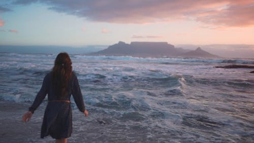 海の水に向かって走っている女性