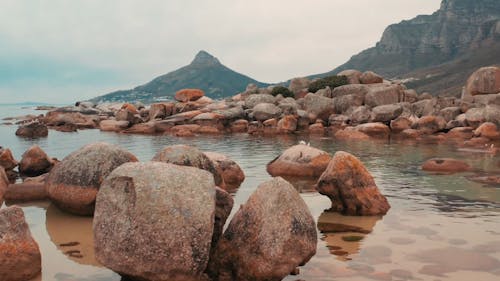 躺在海邊的海岸線，在南非開普敦的岩石巨石