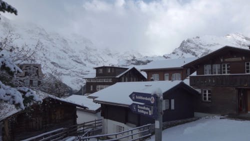 雪に覆われた山の谷の住宅コミュニティ