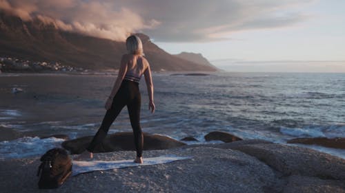 Video Van Het Doen Van Yoga Aan De Kust