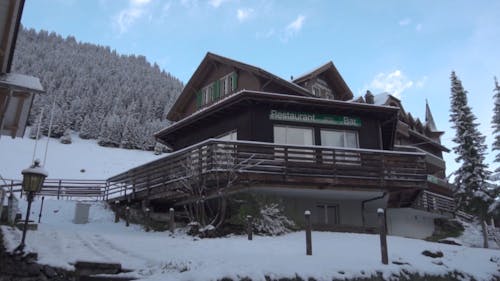 Een Hotelbar En Restaurant Gebouwd Op De Met Sneeuw Bedekte Berg In Zwitserland