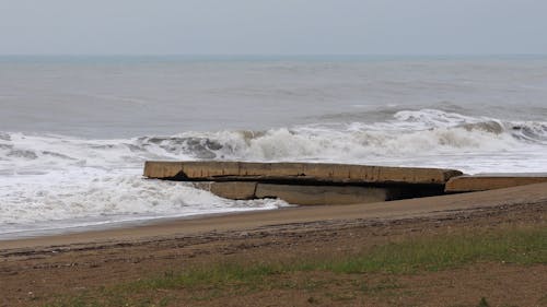 Сильные волны обрушиваются на берег
