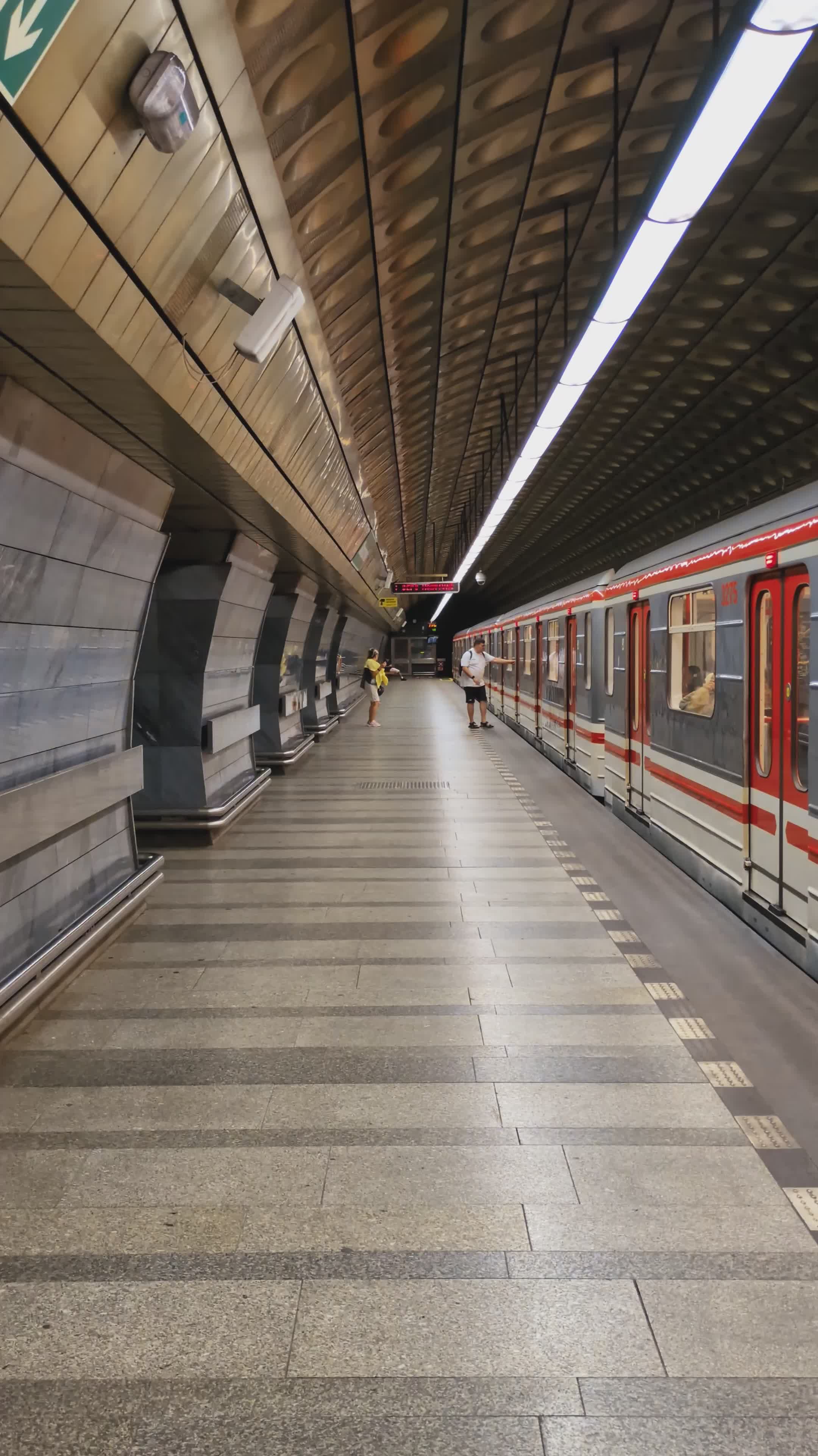 Andén De La Estación De Metro Subterránea Con Tren Moderno · Vídeo de ...