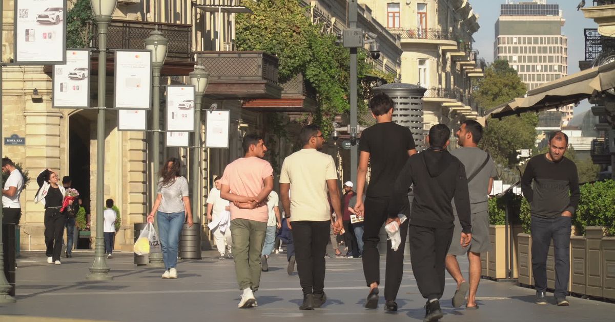 casual stroll on bustling urban street 33578345