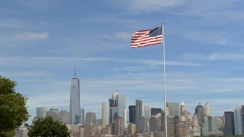 Uma Bandeira Americana Balançando Com O Vento