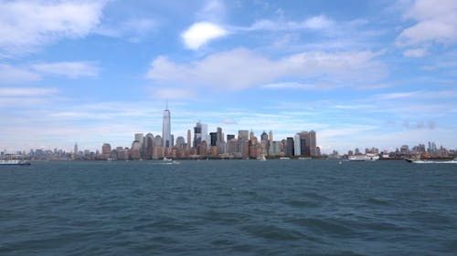 从海湾看到纽约市的景色