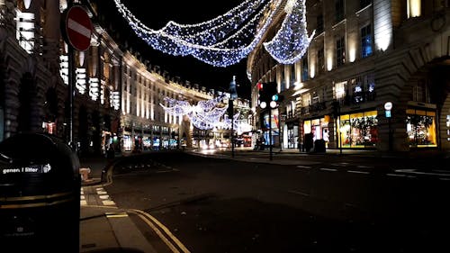 Décorations De Lumières De Noël Suspendues Au Dessus De L'étendue D'une Rue De Londres