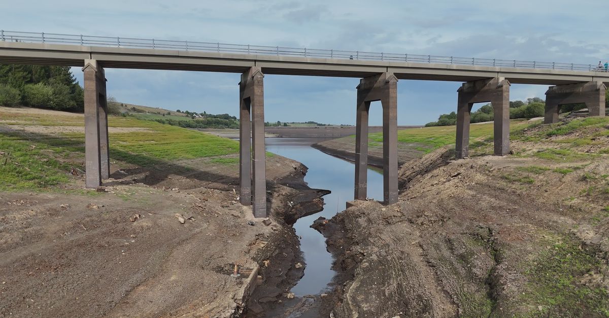 Leito Rio Vista Aérea Da Ponte Sobre O Leito Seco Do Rio · Vídeo profissional ...