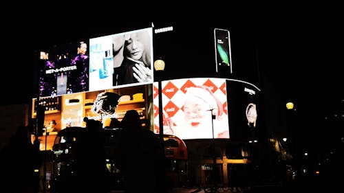 Cartelera Electrónica Iluminando La Calle En Londres Por La Noche