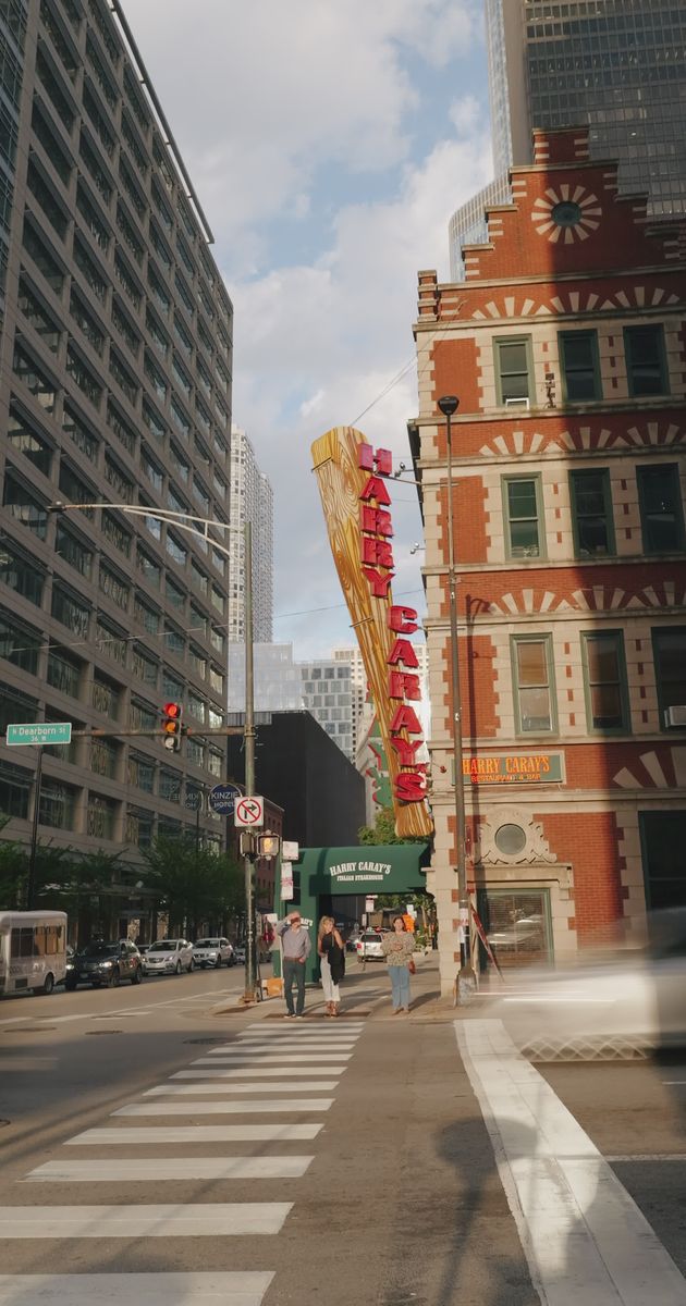 vibrant downtown chicago street scene 33632001