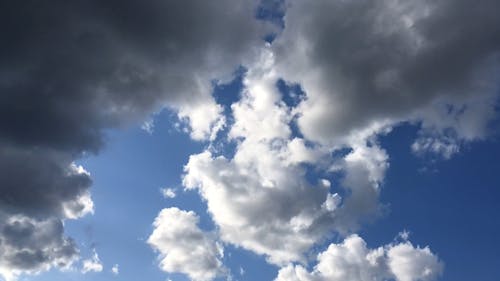 Een Vorming Van Witte Wolken Die In De Windrichting Bewegen