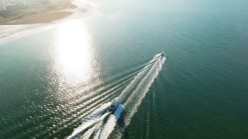 Dois Barcos A Motor Viajando Pelo Mar