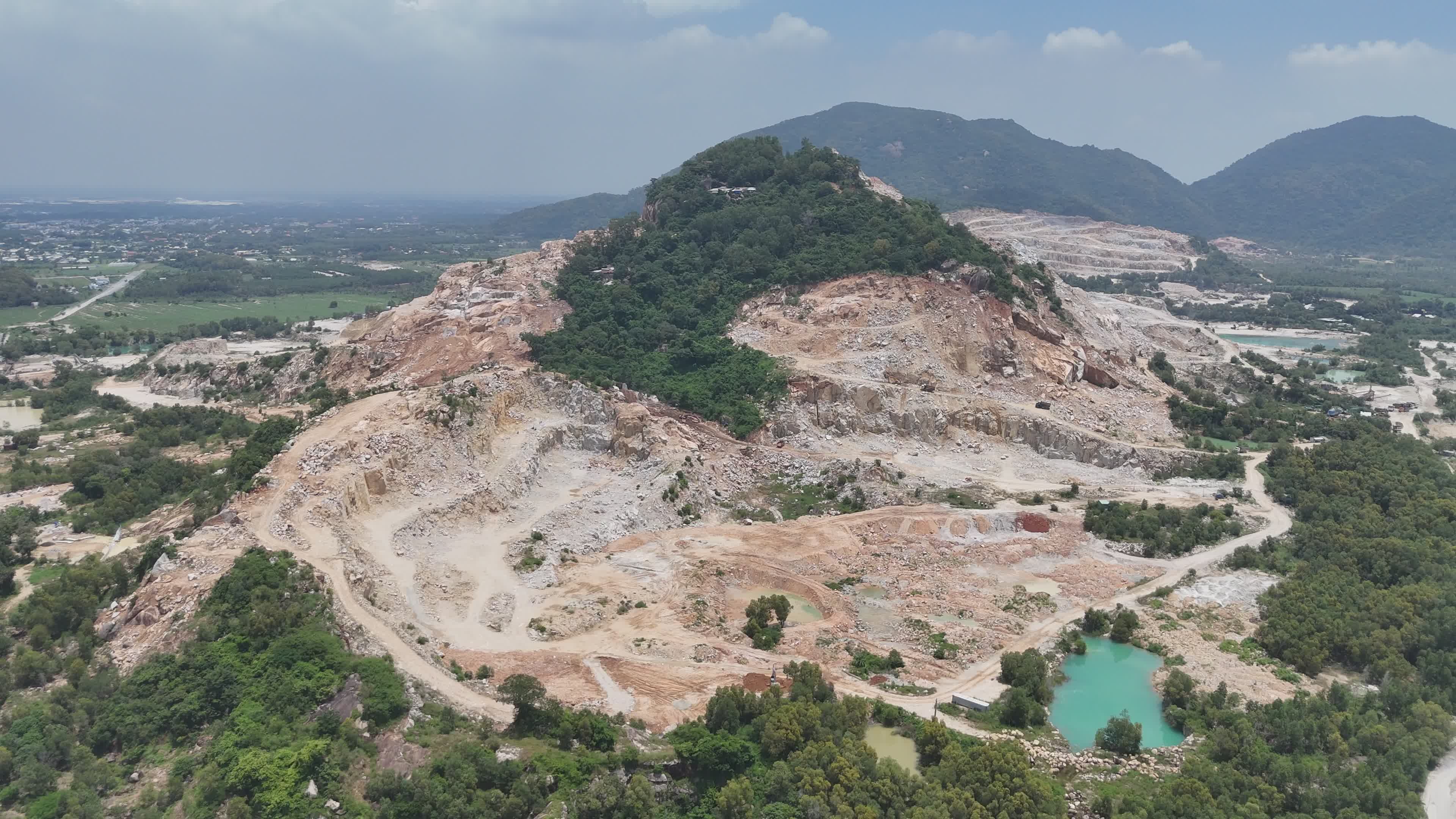 Vista Aérea Panorámica Del Paisaje De La Cantera De Montaña · Vídeo de ...