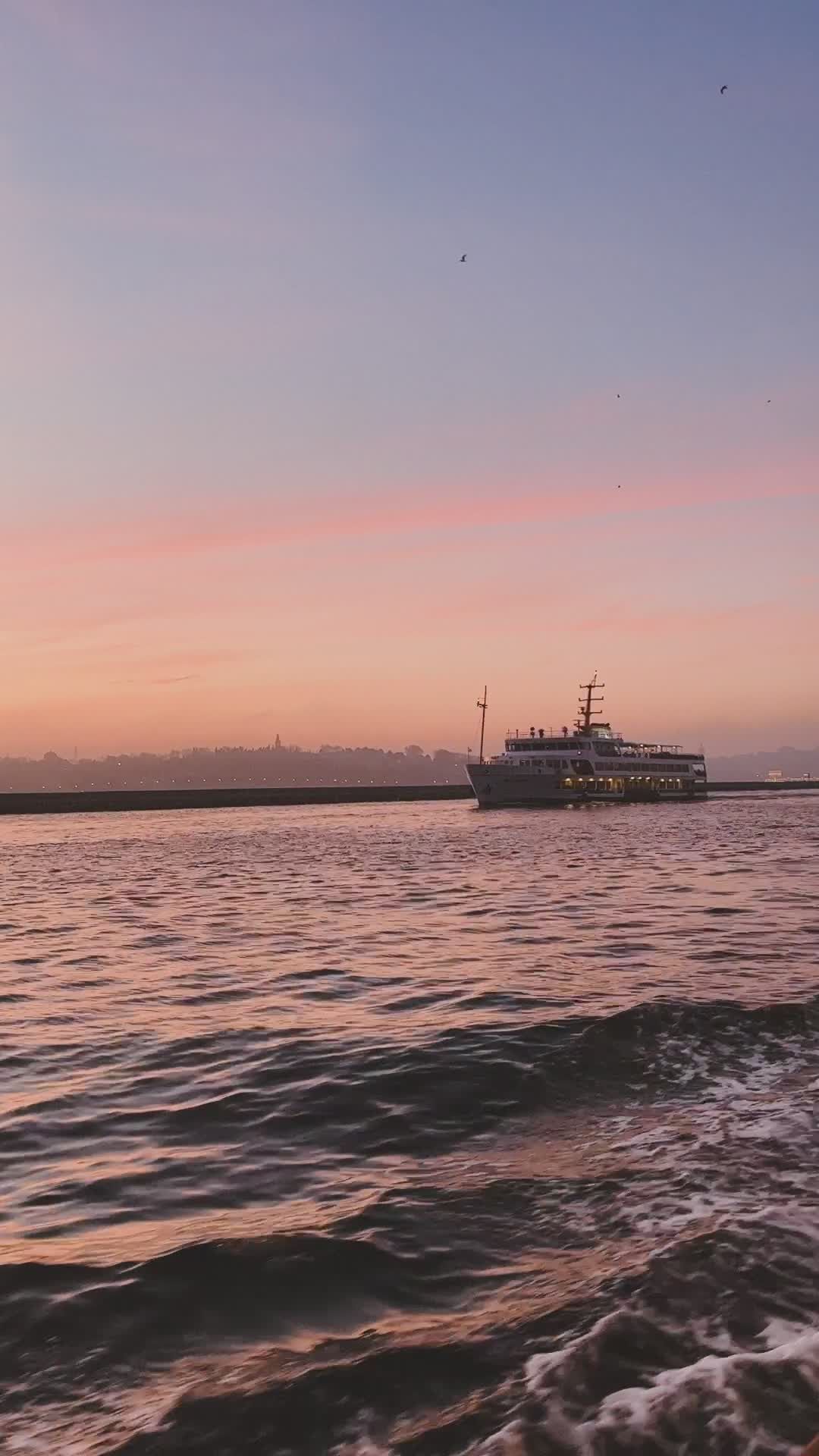 Passeio Tranquilo De Balsa Ao Pôr Do Sol No Mar Sereno · Vídeo ...