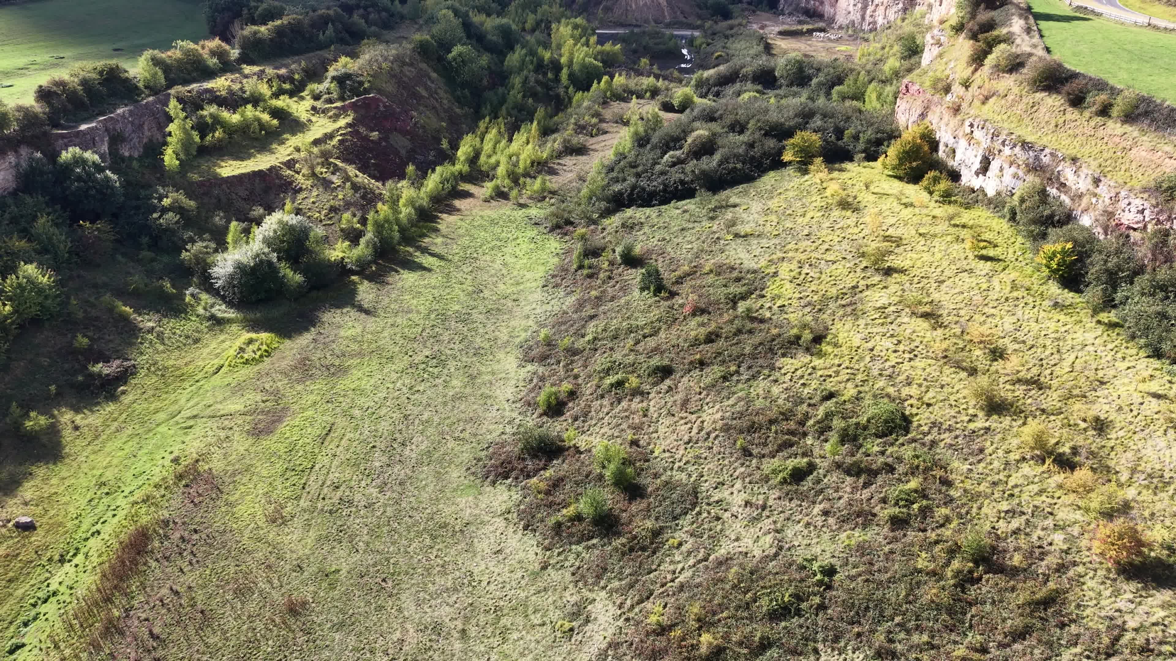 Vista Aérea Del Paisaje Verde Y Rocoso De La Cantera · Vídeo de stock ...