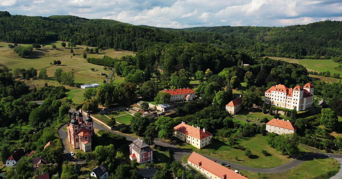 Vista Aérea De Un Pueblo Rural Europeo · Vídeo de stock gratuito