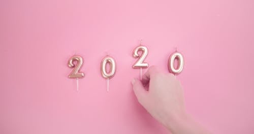 2020 Свечи на розовом фоне