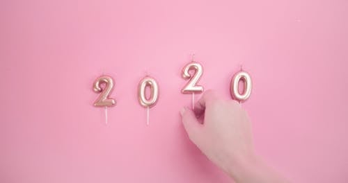 ピンクの背景に2020キャンドル