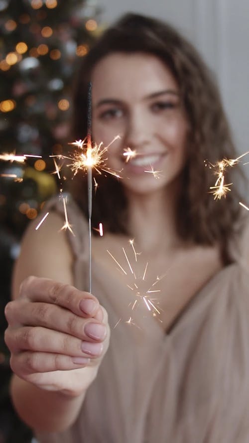 Frau, Die Eine Beleuchtete Wunderkerze Hält