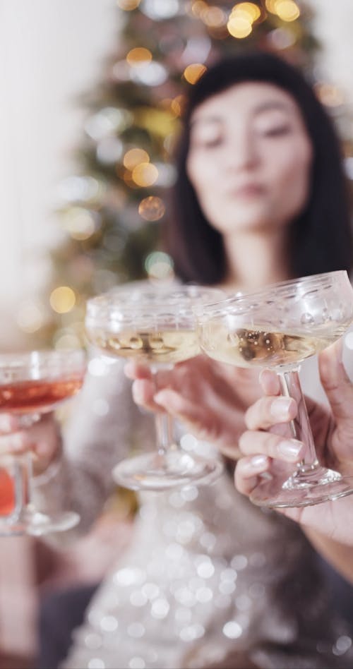 Женщина пьет вино с друзьями на вечеринке