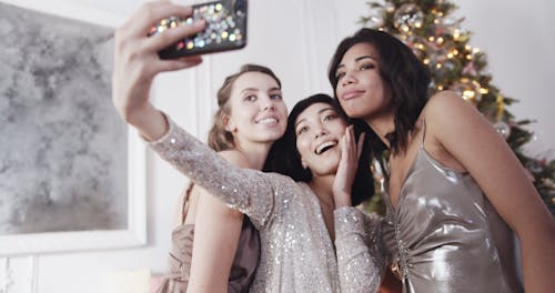 Mujeres Tomando Un Selfie