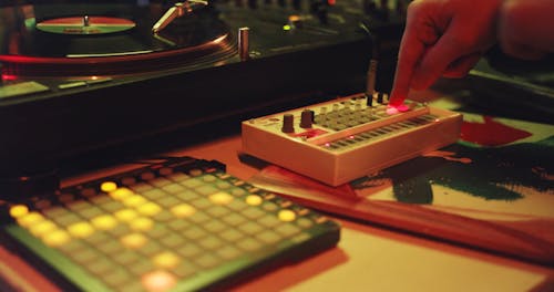 диск жокей играет музыку со звуковым оборудованием