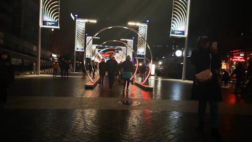 Les Gens Qui Marchent à Wembley Light Tunnel Festival Of Lights