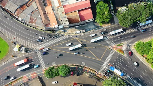 Tráfico De Vehículos De Motor En Una Carretera Que Se Cruza