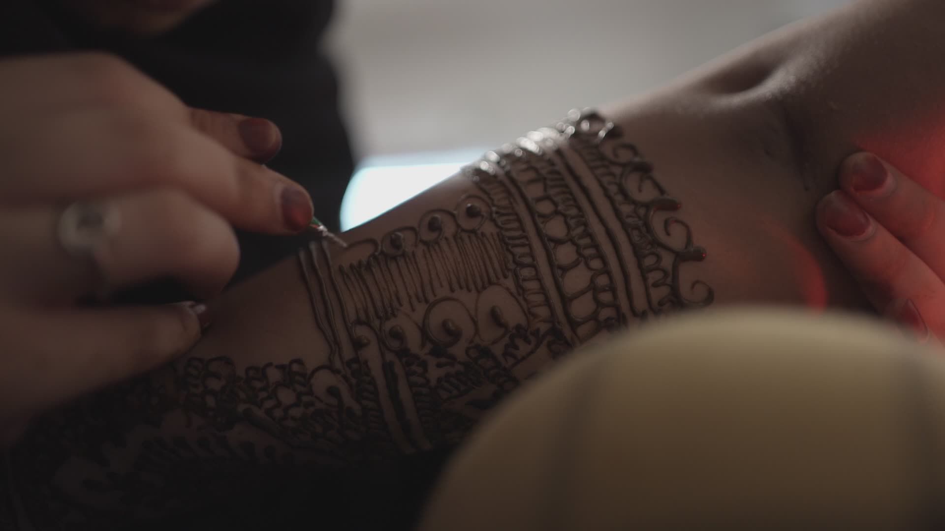 Diseño Intrincado De Henna Aplicado Al Brazo · Vídeo de stock gratuito