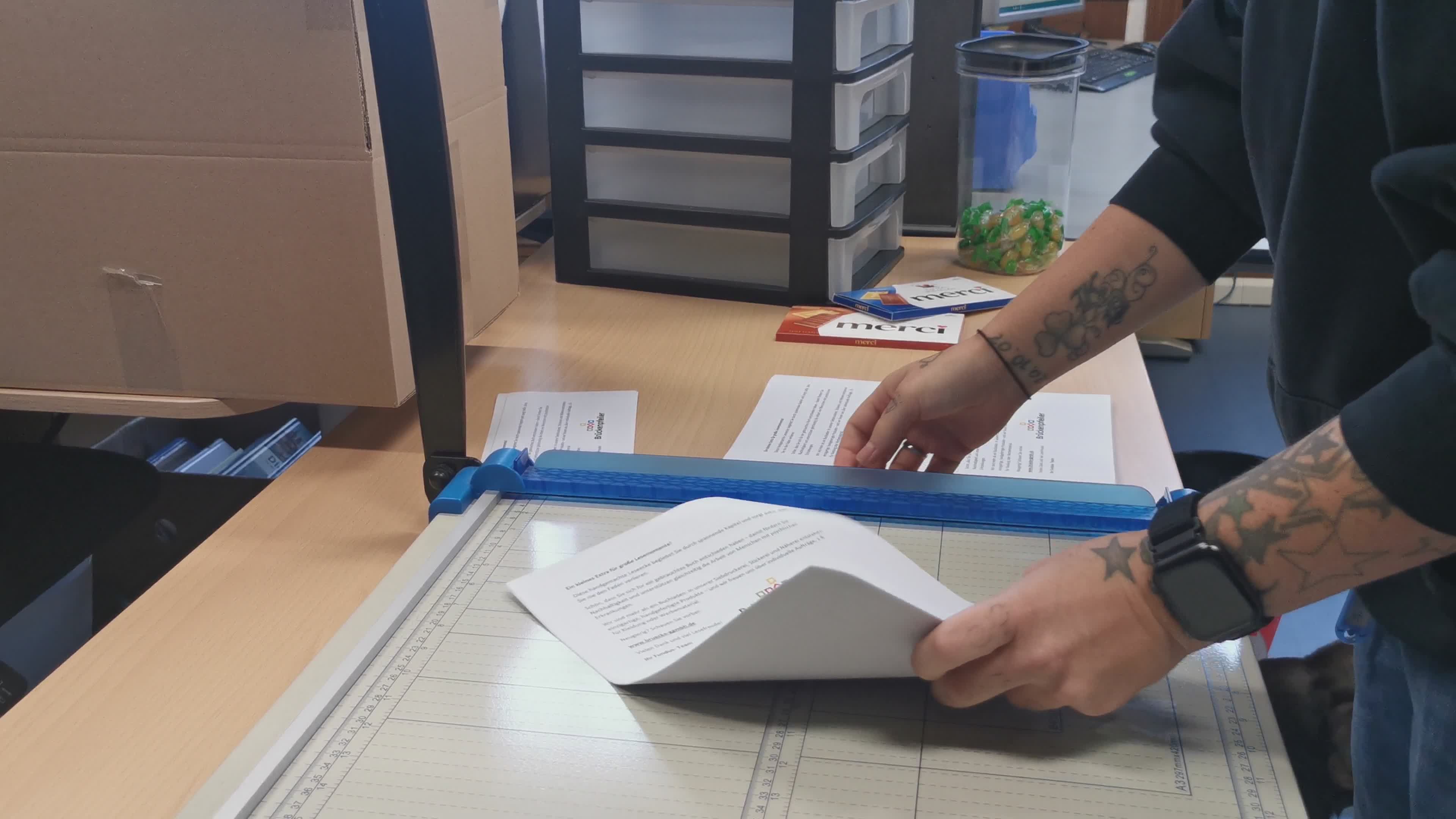 办公工作空间中的高效裁纸 · 免费素材视频
