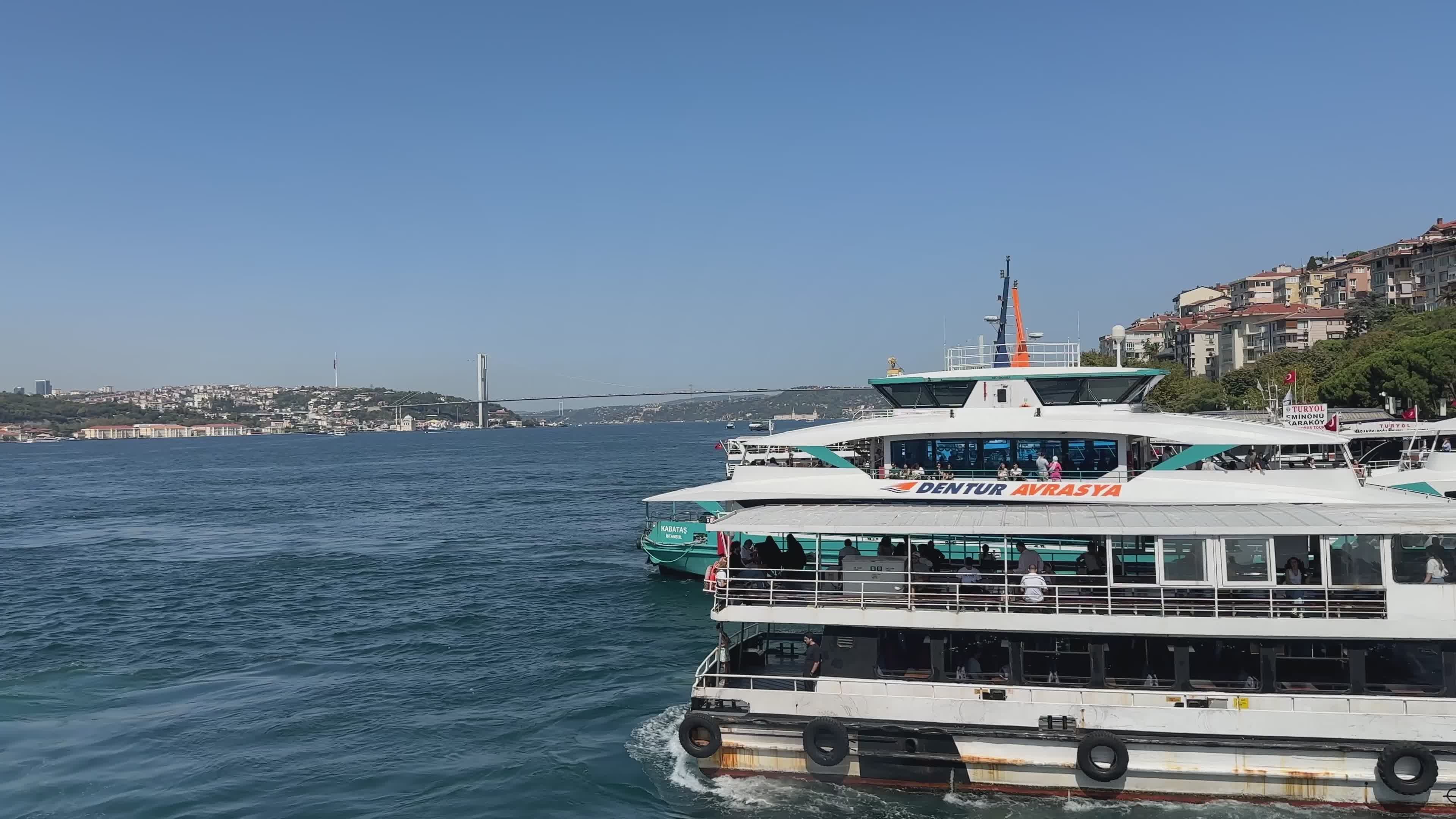 Estrecho Panorámico Del Bósforo Con Ferry · Vídeo de stock gratuito