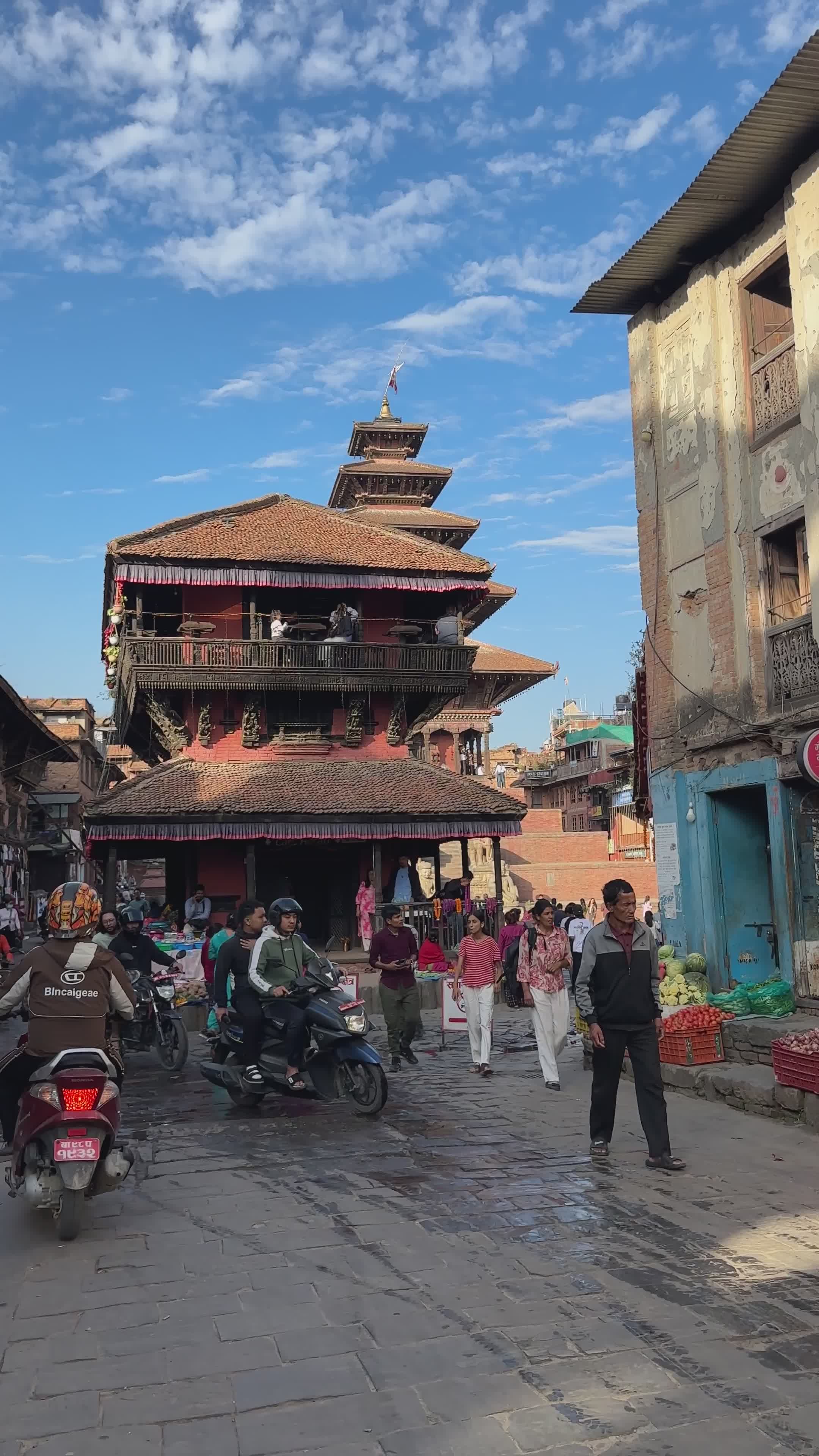 Rua Movimentada Perto Do Templo Nyatapola, Bhaktapur · Vídeo ...