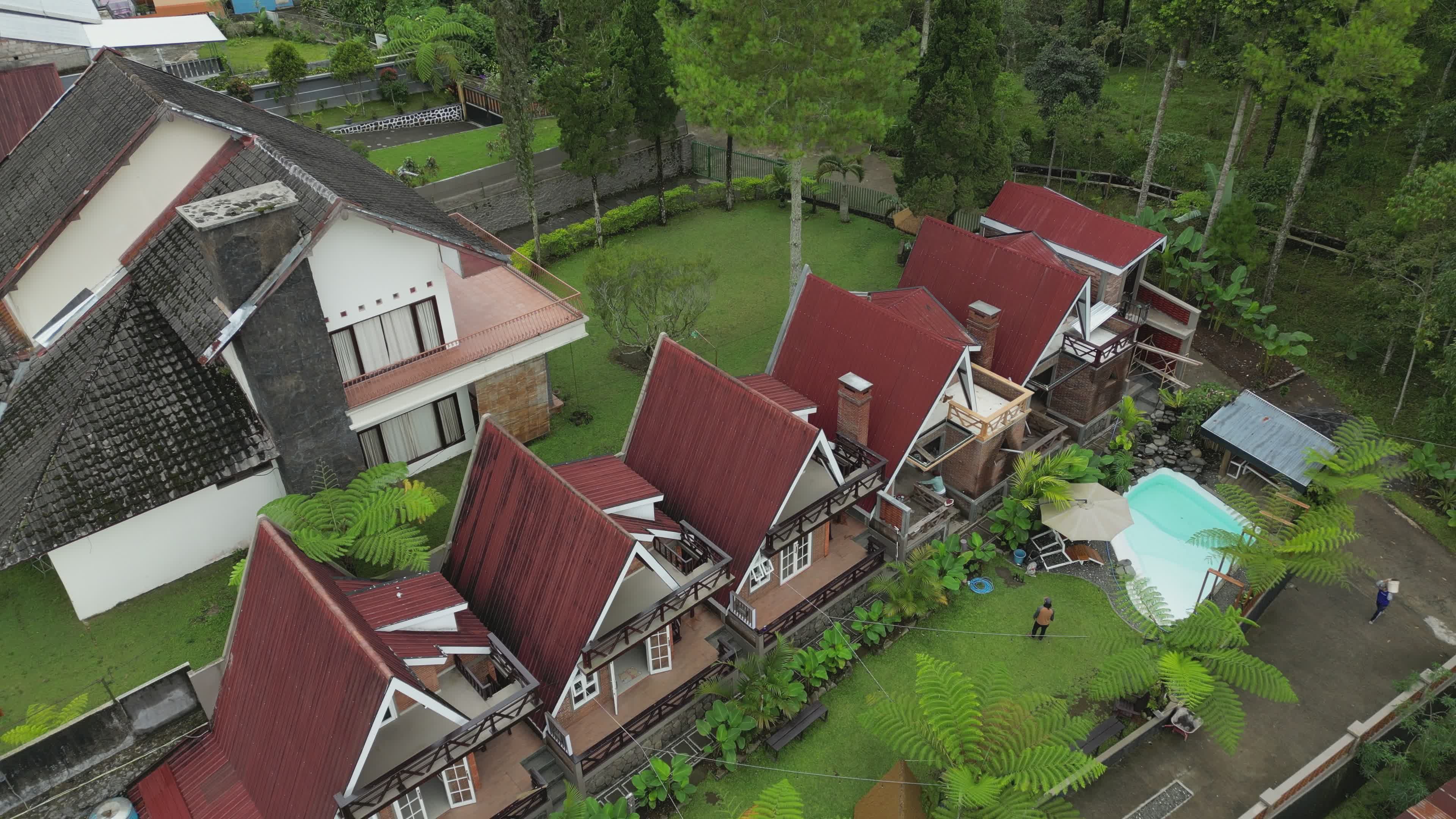 Pemandangan Udara Desa Menawan Dengan Atap Merah · Video Stok Gratis