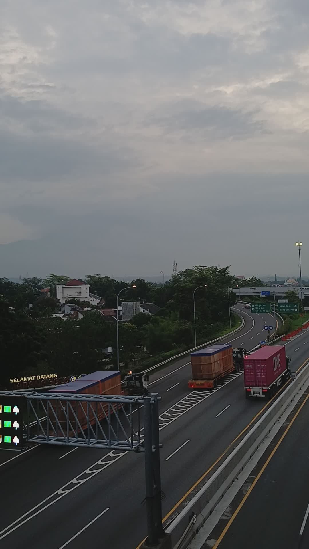 Lalu Lintas Padat Di Jalan Raya Atau Jalan Tol Yang Ramai Saat Matahari ...