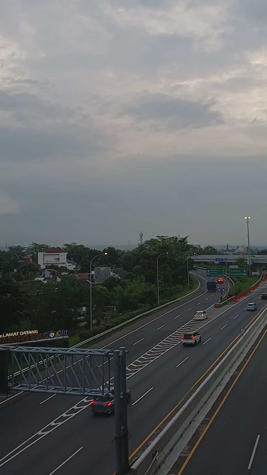 Lalu Lintas Padat Di Jalan Raya Atau Jalan Tol Yang Ramai Saat Matahari ...