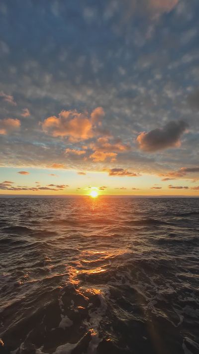 Aleksandr Jak's ocean waves sunset video