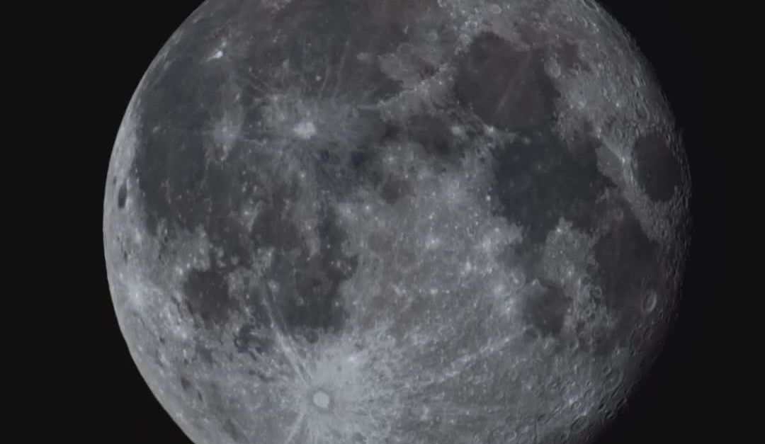 Video Lua Lua Cheia Cativante No Céu Noturno · Vídeo profissional gratuito