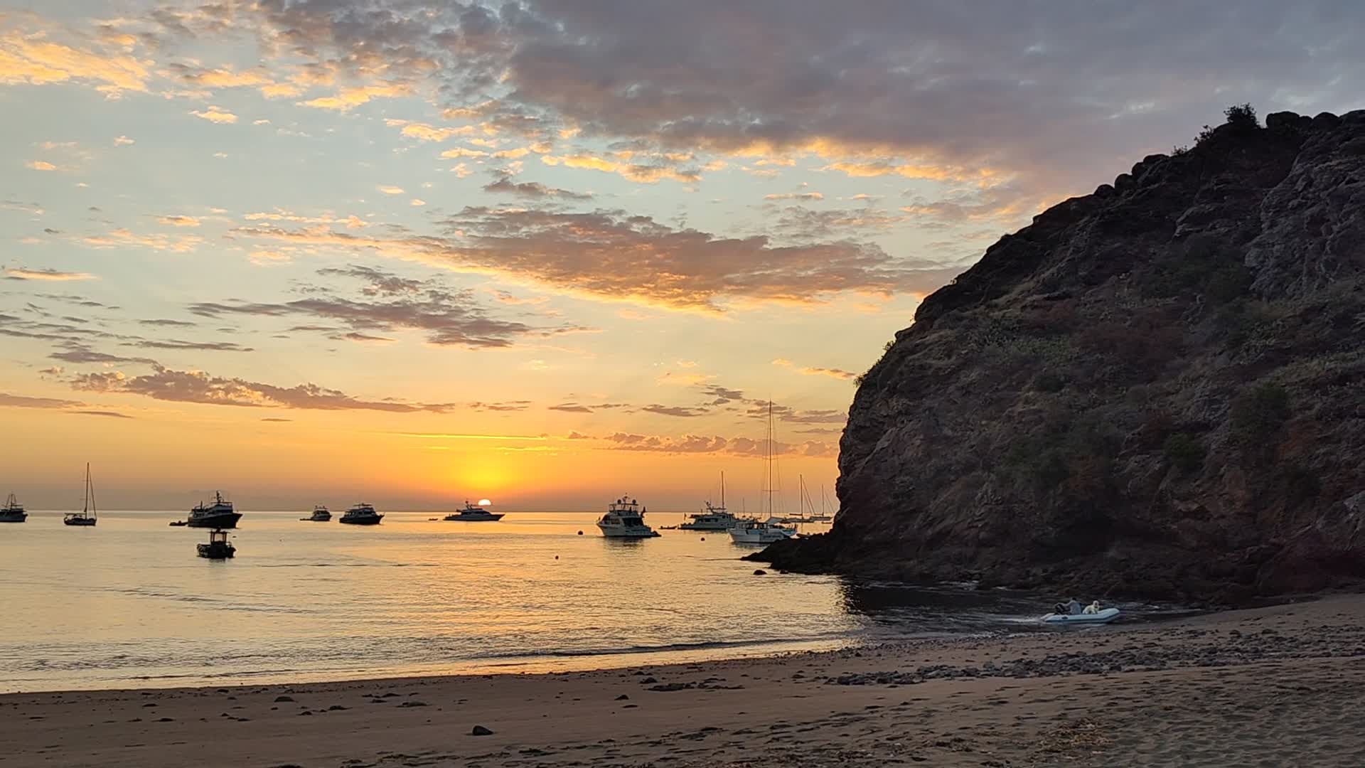 Ruhiger Sonnenaufgang Am Strand Mit Booten Und Klippen · Kostenloses ...
