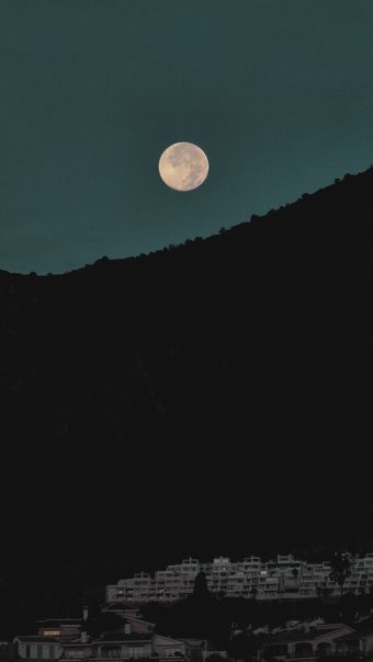 街道旁边的月亮免费下载视频素材